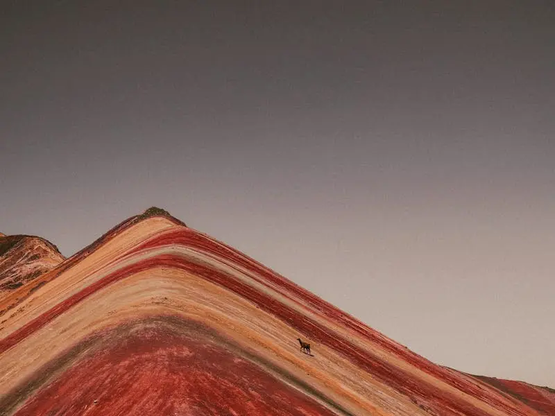 why is rainbow mountain peru colorful